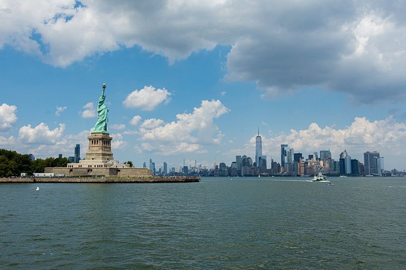 Die Freiheitsstatue mit Manhatten von Patrick Lindeboom Photography