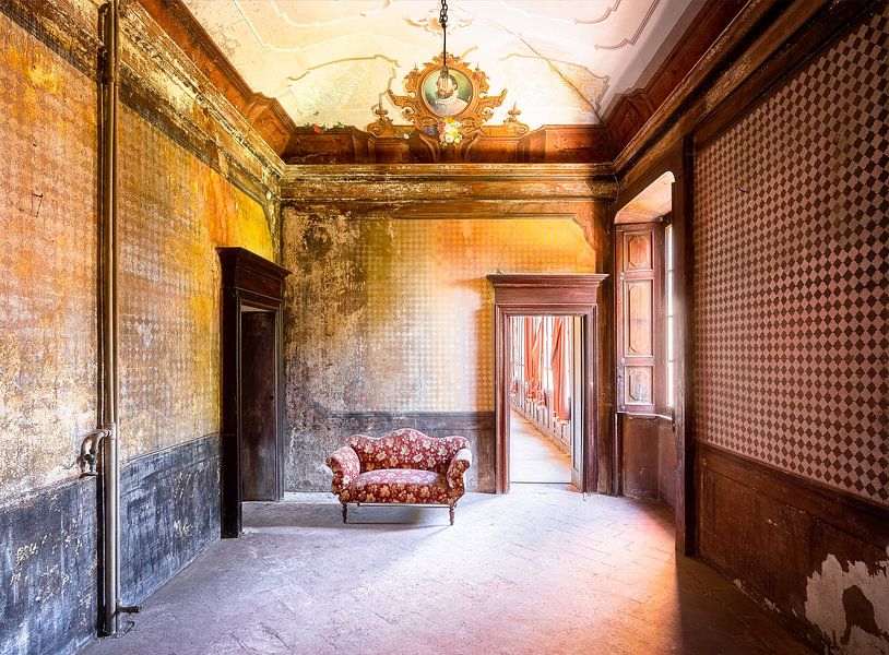 Sofa in stillgelegter Kammer. von Roman Robroek – Fotos verlassener Gebäude