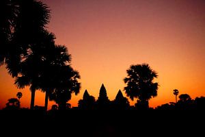 Wereldwonder Angkor Wat (Cambodja) bij zonsopgang, silhouet omringd door de zomerse kleuren van de opkomende ochtendzon