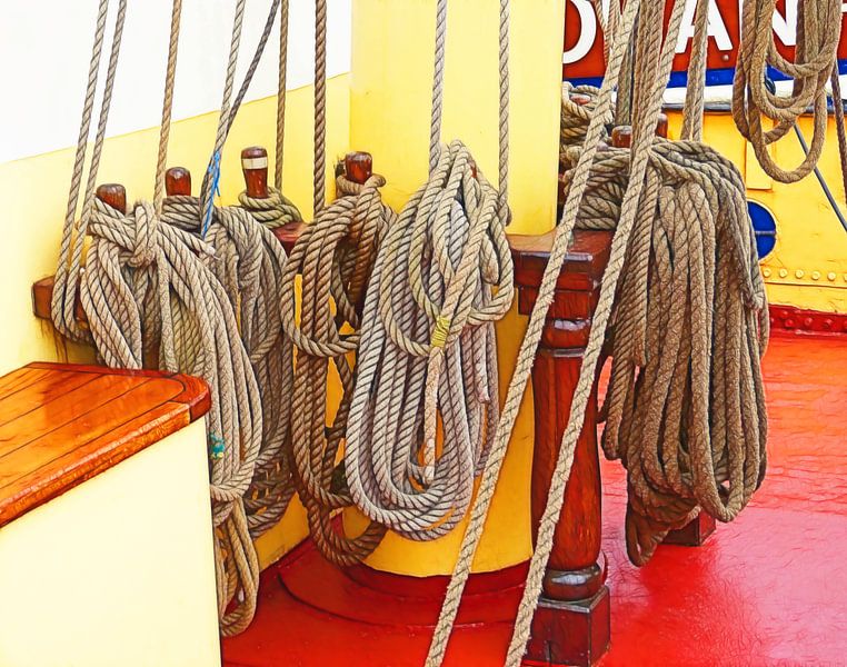 Maritiem (Touwen op een schip) van Caroline Lichthart
