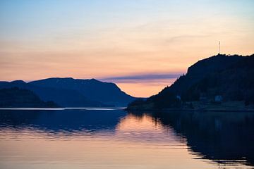 Fjord en zee in Noorwegen op het blauwe uur van Martin Köbsch