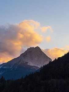 Blick auf den Berg Wettersteinspitze bei Mittenwald von Rico Ködder