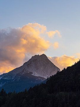 Uitzicht op de berg Wettersteinspitze bij Mittenwald van Rico Ködder