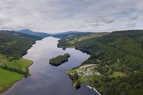 Luchtfoto van Loch Tummel met bos en lucht met wolken op de achtergrond