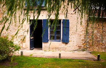 Gebouw, woning, raam met luiken blauw van Agnes Meijer