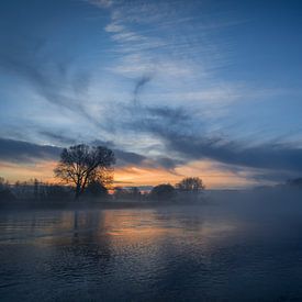 Foggy sunrise sur Victor Droogh