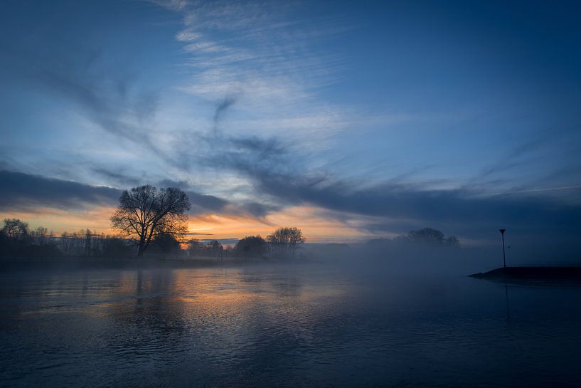 Mistige zonsopkomst van Victor Droogh