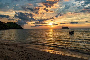 Sunset on the beach by Femke Ketelaar