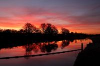 Wasser und ein farbenprächtiger Himmel in Twente.