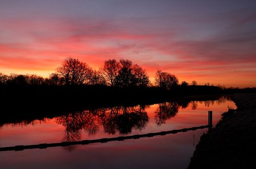 Water en een prachtig gekleurde lucht in Twente.