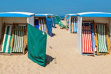 Strandhokjes, een zomers tafereel in Katwijk aan Zee, Zuid-Holland van Mieneke Andeweg-van Rijn