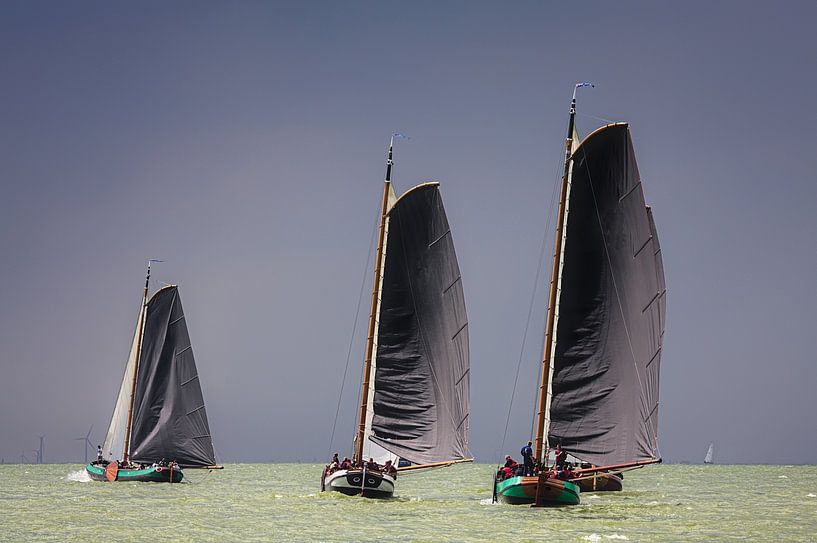 Skutsje wedstrijd voor de wind. van Jan Brons