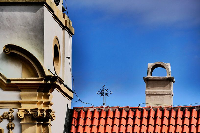 Prague - Cheminée et croix sur le toit par Wout van den Berg