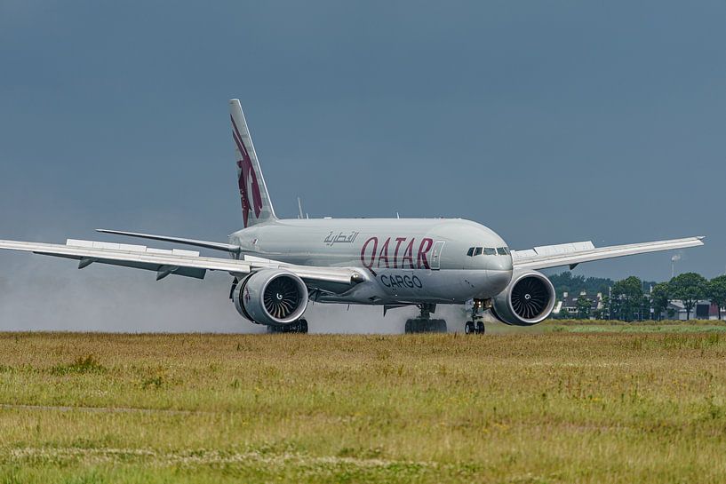 Landing Qatar Cargo Boeing 777-FDZ. by Jaap van den Berg
