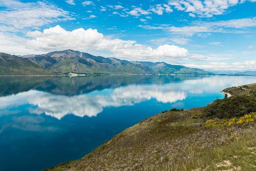 Weerspiegeling in Lake Hawea, Nieuw-Zeeland