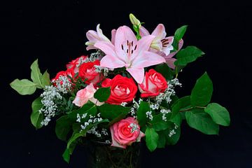 Stilleven met rozen en lelies