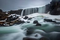 Öxarárfoss in Þingvellir in winterse pracht van Gerry van Roosmalen thumbnail