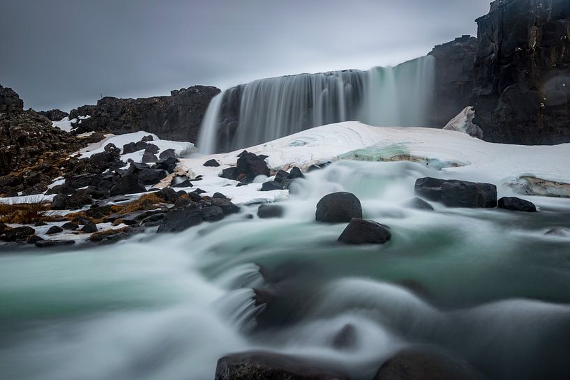 Öxarárfoss in Þingvellir in winterse pracht van Gerry van Roosmalen