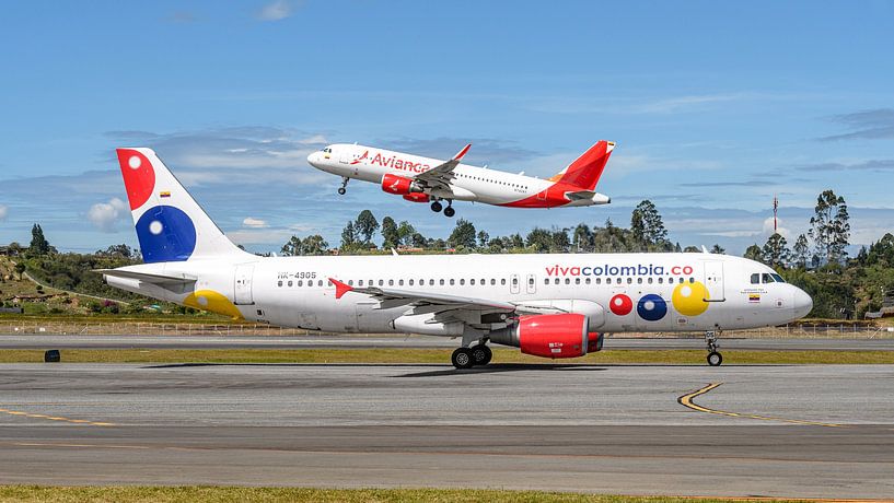 Der Airbus A320 von VivaColombia rollt zur Landebahn. von Jaap van den Berg