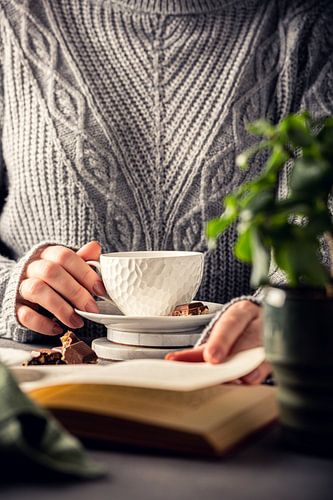 Kopje koffie in vrouwelijke handen
