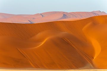 Zandduinen bij Sossusvlei (Namibië) van Kees Kroon