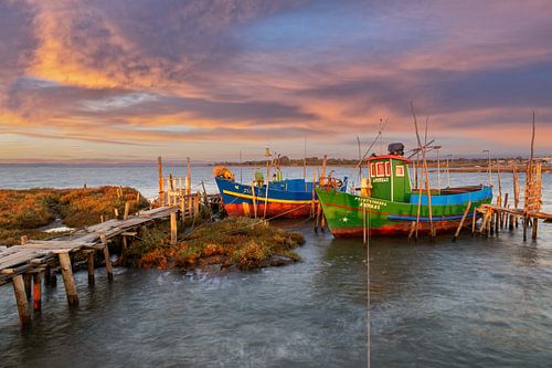 Alte, bunte Fischerboote zum Sonnenuntergang