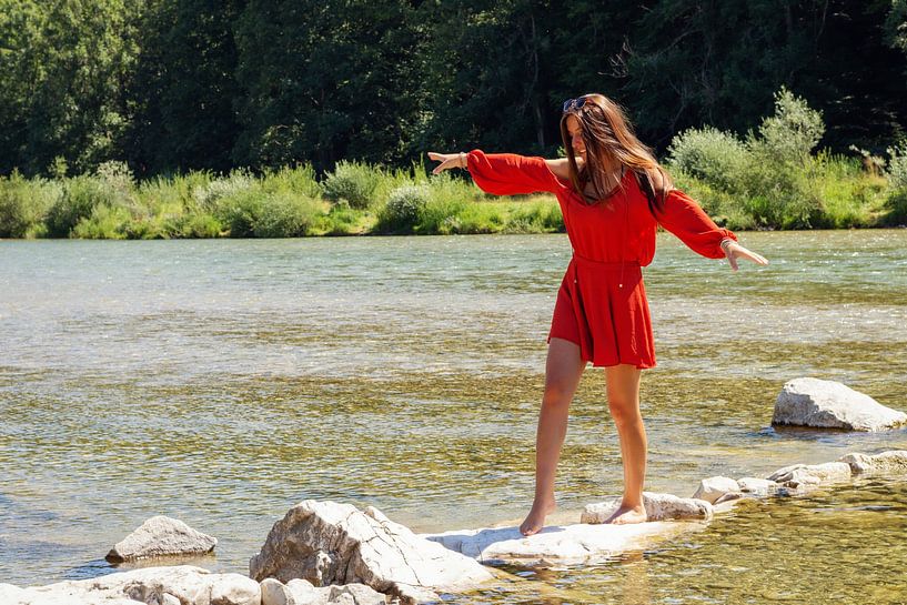 une jeune femme s'amuse sur l'Isar à Munich par Rainer Zapka