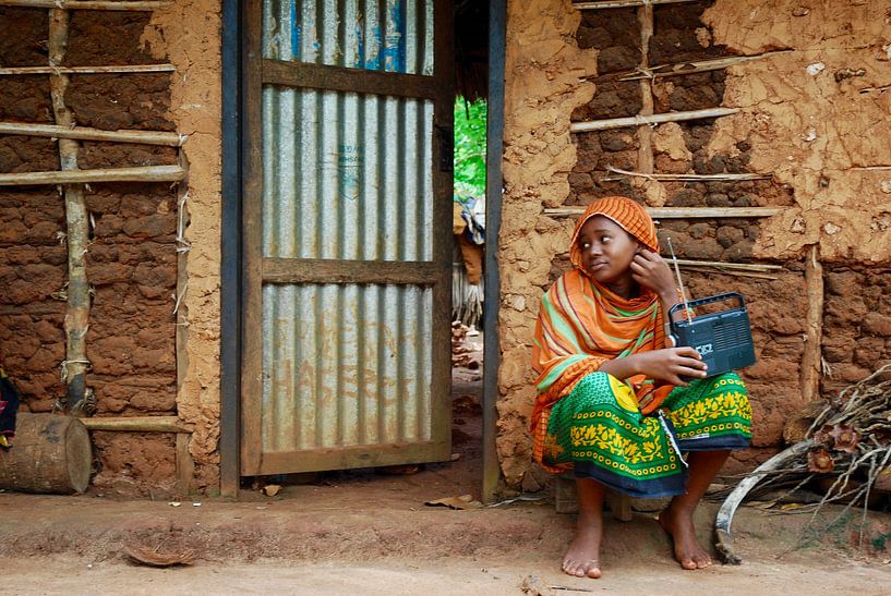 Radio luisteren in Zanzibar by Paul Riedstra