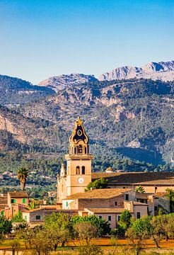 Idyllisch oud dorp van Santa Maria del Cami op Majorca van Alex Winter