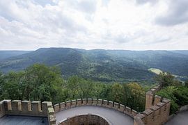 Blick von der Burg auf die Berge von Daismade