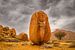 Wüstenlandschaft mit einzigartigem Felsblock in Form eines Ei. von Chris Stenger