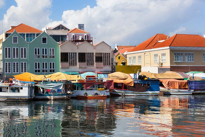 Floating market in Willemstad on Curacao by Peter de Kievith Fotografie