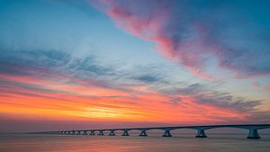 Zonsopkomst bij de Zeelandbrug, Zeeland, Nederland van Henk Meijer Photography