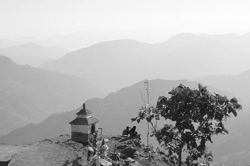 Uitzicht over heuvellandschap in Nepal (zwart-wit)