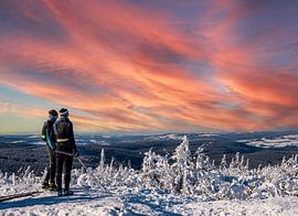Blick vom Fichtelberg über das winterliche Erzgebirge in Sachsen