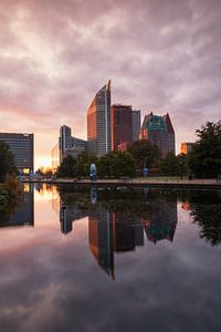 Skyline van Den Haag bij zonsopkomst van Ilya Korzelius