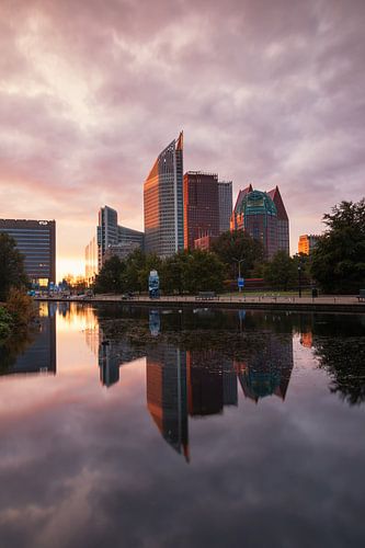 Skyline van Den Haag bij zonsopkomst