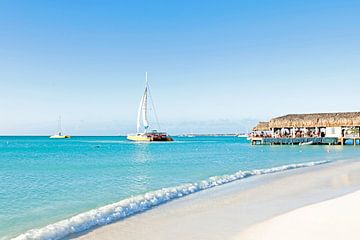 Palm beach op Aruba in the Caribbean van Eye on You