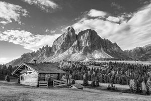 Chalets alpins dans les Dolomites au Tyrol en noir et blanc. sur Manfred Voss, Schwarz-weiss Fotografie