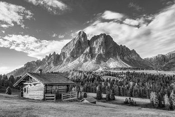 Alpen Almhütten in den Dolomiten in Tirol in schwarzweiss.