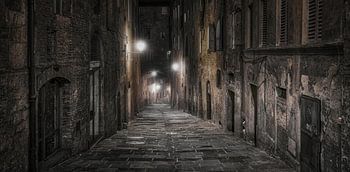 Eine dunkle Gasse in Sienna, Italien bei Nacht