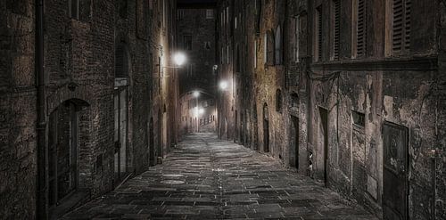 Een donkere steeg in Sienna, Italië bij nacht