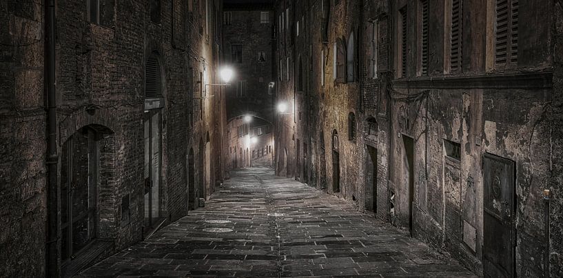 Een donkere steeg in Sienna, Italië bij nacht van Bas Meelker
