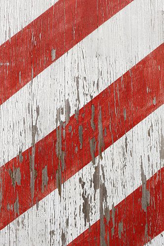 Verweerde rood en wit gestreepte oude planken