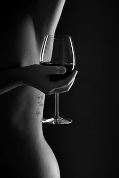 Woman body lines with a glas of wine in black and white