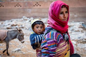 Portrait d'une mère et d'un fils berbère au Maroc sur Ellis Peeters