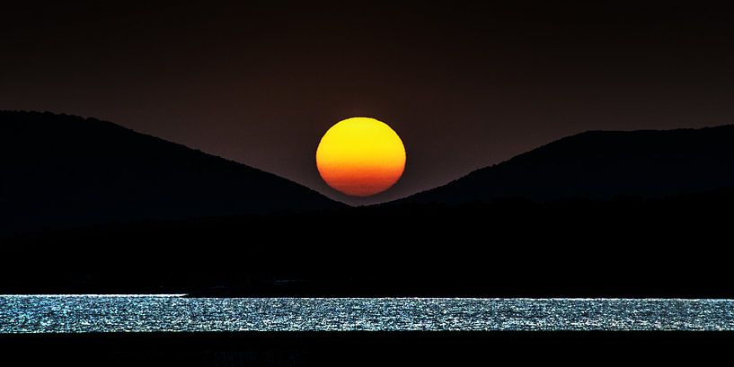 Minimalistische zonsondergang bij de baai van Alghero, Sardinië, Italië. von Harrie Muis