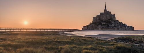 Panorama en zonsondergang bij de Mont Saint-Michel in Normandië