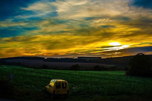 Zonsondergang met gele oude Renault van Philippe