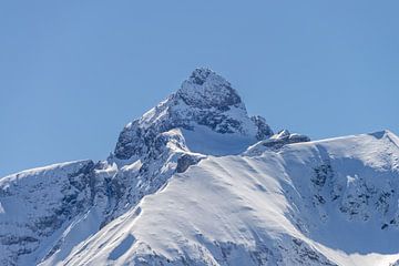 Winterkroon van de Allgäuer Alpen - De Trettachspitze in het zonlicht van Walter G. Allgöwer